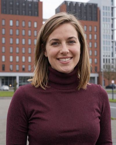 Sophie, 32, from Rotterdam - Dutch professional woman with light brown hair and warm smile